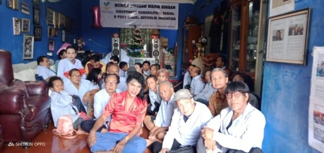 Indonesian Trans Women Leave Streets to Operate Laundry